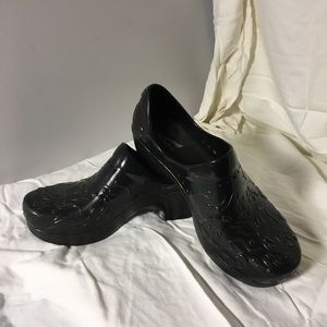 Dansko Woman Black textured Floral Clogs 8.5